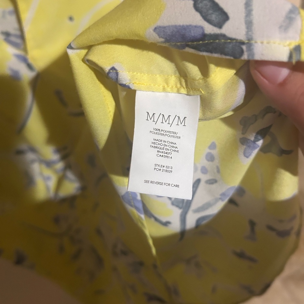 Cabi Yellow Floral Blouse Size Medium Lightweight Short Sleeve Split Neck Top - Picture 4 of 4
